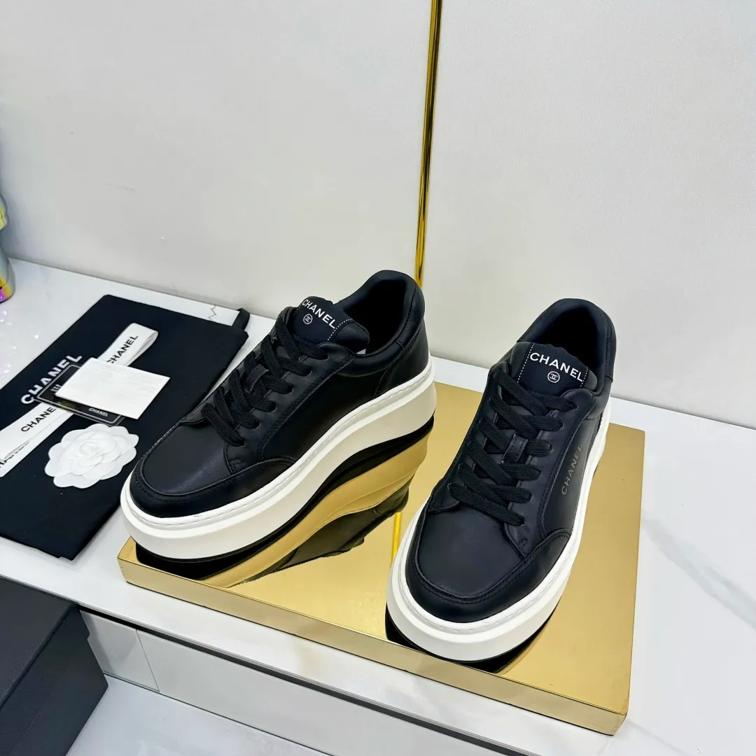 👟👟Ex-factory price 600👟👟 Upgraded version, upgraded version, upgraded version! No rebuttal accepted! ! ! ! Chanel Chanel panda shoes! 2025 counter's top casual sports shoes. This classic design; the upper is electro-embroidered with a variety of techniques; the outsole is fashionable and sporty; the unusual inclusion of a variety of color matching elements... The diversified mix and match is very good-looking and versatile, and can be used for leisure, fashion, sports, and outdoor... ꫛꫀꪝ Go➫ Materials: ❶Upper made of: original imported first-layer silk cowhide + original waterproof cloth + original first-layer cowhide ❷Inner lining: Original Yangli+Net ❸Outsole based on: Original TPU combination outsole Counter boutique packaging complete set for women 35–41 👉 👉 👉 👉 👉